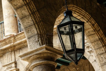 Téléchargez les photos : Vieille lanterne en fer suspendue à un bâtiment de style classique. - en image libre de droit