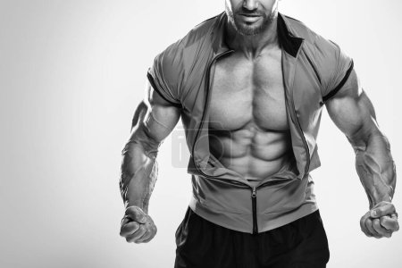 Téléchargez les photos : Image monochrome de musclé bodybuilder homme montrant ses muscles - en image libre de droit