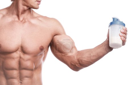Téléchargez les photos : Bodybuilder musculaire avec un shaker plein de protéines de lactosérum sur fond blanc - en image libre de droit