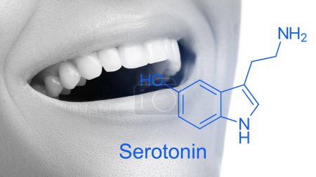 Foto de Primer plano de la sonrisa femenina y la fórmula de la hormona serotonina - Imagen libre de derechos