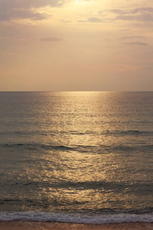 Téléchargez les photos : Beau coucher de soleil sur la plage. Paysage marin pittoresque avec nuages, vagues et soleil
. - en image libre de droit
