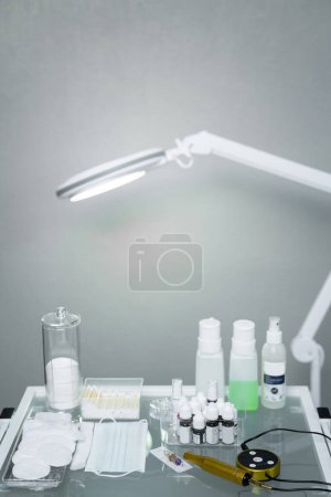 Foto de Maquillaje permanente artista lugar de trabajo con una máquina, diferentes equipos y botellas - Imagen libre de derechos