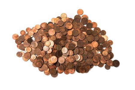 Foto de Gran pila de monedas de cobre brillante en euros de pequeño valor sobre fondo blanco. - Imagen libre de derechos