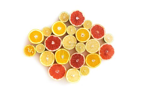 Foto de Diferentes cítricos en rodajas como pomelo, naranja, limón y lima sobre fondo blanco - Imagen libre de derechos