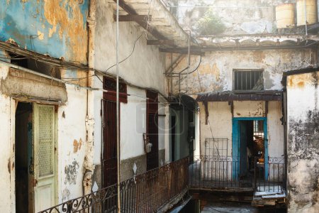Foto de Vista del antiguo edificio residencial de mala calidad en los barrios marginales de La Habana - Imagen libre de derechos