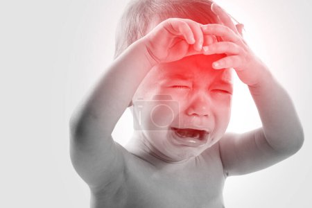 Primer plano de bebé llorando que sufre de un dolor de cabeza