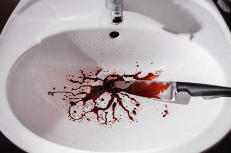 Foto de Primer plano del lavabo del baño sucio con salpicadura de sangre y cuchillo - Imagen libre de derechos