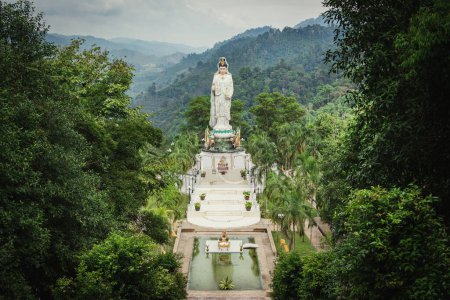 Foto de Vista panorámica de la estatua gigante de Guan Yin en el hermoso templo de Wat Bang Riang en Phang-nga, Tailandia. - Imagen libre de derechos