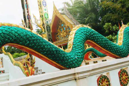 Foto de Primer plano de la decoración arquitectónica del dragón cyan largo en templo buddhist antiguo en Tailandia. - Imagen libre de derechos