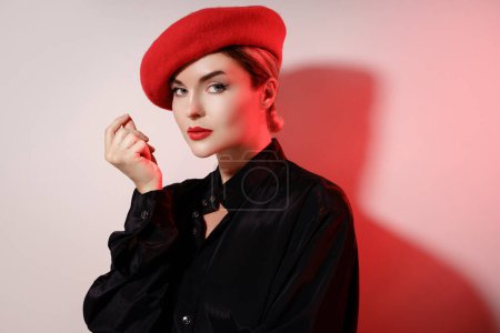 Téléchargez les photos : Portrait de mode de jeune belle femme portant un béret rouge - en image libre de droit