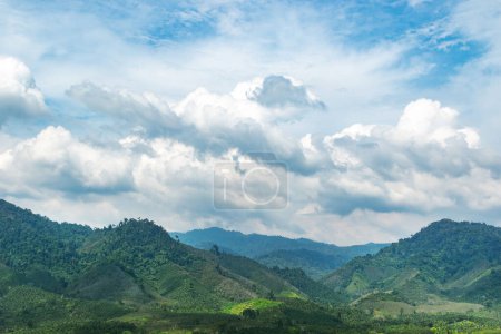 Téléchargez les photos : Arrière-plan de belles montagnes vertes et ciel bleu avec des nuages en Thaïlande - en image libre de droit