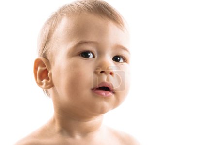 Foto de Primer plano de la cara de un niño curioso adorable sobre fondo blanco. - Imagen libre de derechos