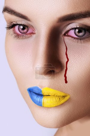Foto de Foto conceptual de una mujer ucraniana llorando con lágrimas sangrientas - Imagen libre de derechos