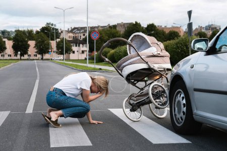 Téléchargez les photos : Horrifié mère sur le passage pour piétons après un accident de voiture quand un véhicule heurte son landau bébé. Concepts de sécurité, code de la route et assurance. - en image libre de droit