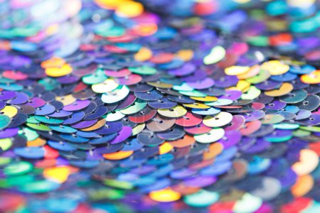 Téléchargez les photos : Gros plan d'un tissu pailleté multicolore brillant en cercles métalliques colorés liés. - en image libre de droit