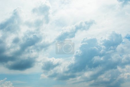 Téléchargez les photos : Fond de beau ciel bleu avec des nuages pluvieux - en image libre de droit
