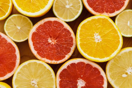 Foto de Imagen de cerca de diferentes cítricos en rodajas como pomelo, naranja, limón y lima - Imagen libre de derechos