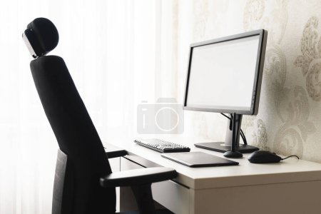 Foto de Hogar oficina lugar de trabajo con una silla, escritorio y una computadora de escritorio con varios periféricos. - Imagen libre de derechos