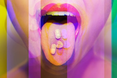 Foto de Mujer joven con coloridas píldoras de drogas psicoactivas en su lengua teniendo viaje psicodélico con alucinaciones - Imagen libre de derechos