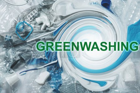 Foto de Montón de residuos plásticos y letras Greenwashing. Concepto de estafa verde, relaciones públicas verdes y marketing de fraude. - Imagen libre de derechos