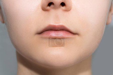 Foto de Primer plano de labios femeninos naturales sin maquillaje - Imagen libre de derechos