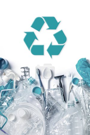 Foto de Fondo con pila de residuos plásticos y símbolo de reciclaje - Imagen libre de derechos