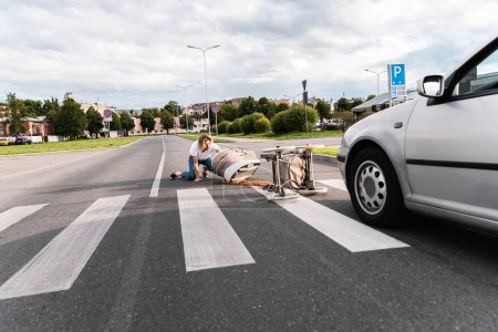 Schockierte Mutter nach Autounfall auf dem Zebrastreifen, als Fahrzeug auf ihren Kinderwagen prallt Sicherheitskonzepte, Straßenverkehrsordnung und Versicherung.