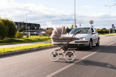 Foto de Conductor indignado y cochecito de bebé se extendieron en medio de la carretera. Conceptos de seguridad, código de tráfico y seguros. - Imagen libre de derechos
