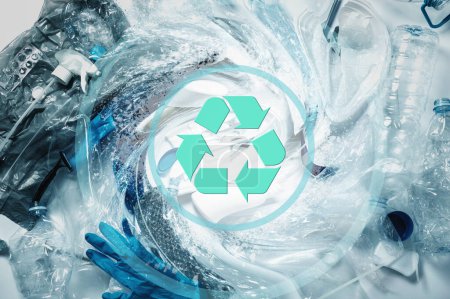 Haufen von Plastikmüll und Recycling-Symbol. Konzepte von Kunststoffrecycling oder Greenwashing.