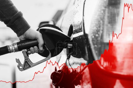Foto de Mano masculina con boquilla de combustible y gráfico ascendente que muestra el aumento del precio de la gasolina durante la crisis energética en el mundo - Imagen libre de derechos