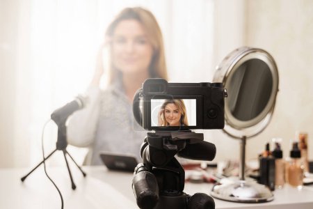 Téléchargez les photos : Gros plan de la caméra sans miroir moderne enregistrement vidéo de la routine maquillage du blogueur beauté - en image libre de droit