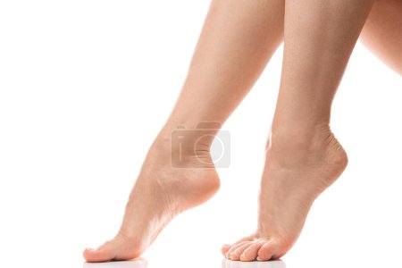 Téléchargez les photos : Gros plan des pieds féminins avec une peau lisse et douce après le traitement d'épilation - en image libre de droit