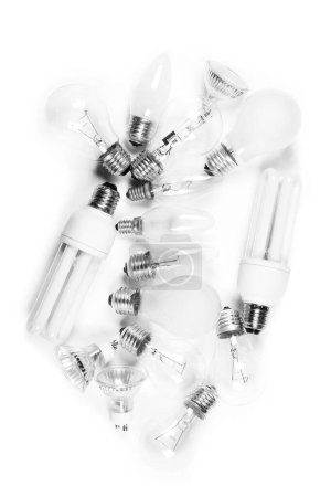 Foto de Montón de bombillas incandescentes y halógenas obsoletas sobre fondo blanco - Imagen libre de derechos