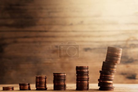 Montones inestables de monedas de cobre de pequeño valor que representan un gráfico de barras. Concepto de inestabilidad financiera y riesgo de perder dinero.