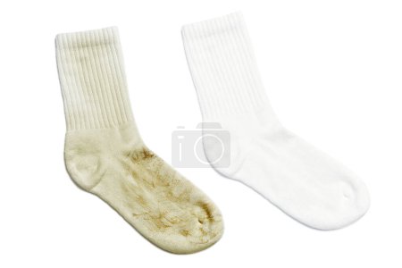 Téléchargez les photos : Comparaison des chaussettes blanches avant et après l'utilisation du détergent à lessive ou de l'eau de Javel sur fond blanc - en image libre de droit