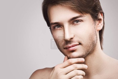 Téléchargez les photos : Portrait de jeune homme beau avec une barbe de chaume - en image libre de droit