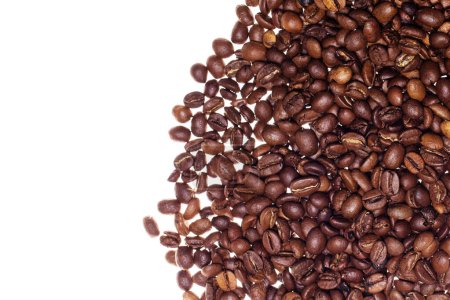 Téléchargez les photos : Pile de grains de café torréfiés avec un espace de copie sur fond blanc - en image libre de droit