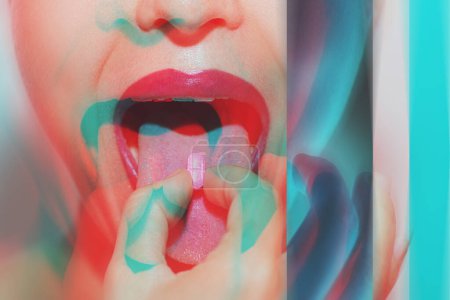 Téléchargez les photos : Jeune femme avec des pilules psychoactives colorées sur sa langue ayant un voyage psychédélique avec des hallucinations - en image libre de droit