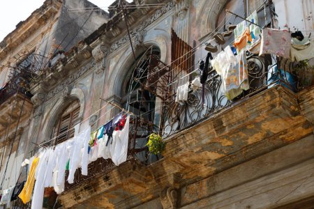 Foto de Secar ropa en un viejo balcón en la ciudad de La Habana - Imagen libre de derechos