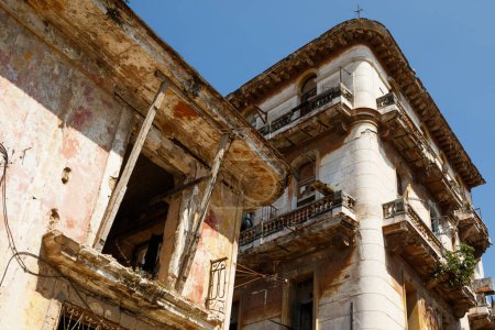Téléchargez les photos : Façade d'un vieux bâtiment résidentiel minable à La Havane - en image libre de droit