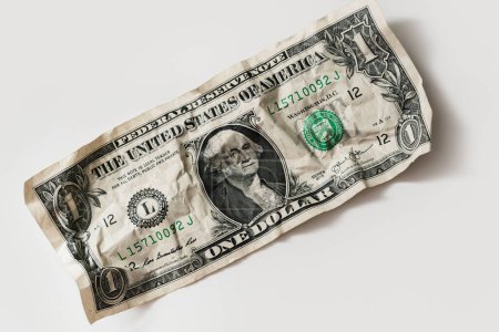 Foto de Primer plano de un desgastado billete de un dólar. Concepto de crisis financiera y pobreza. - Imagen libre de derechos