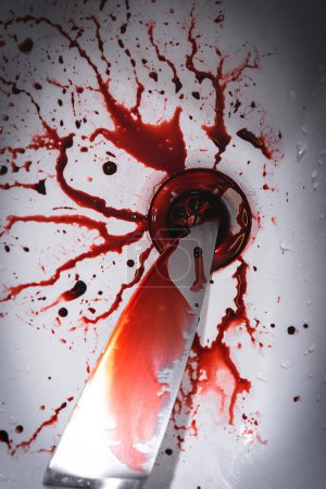 Téléchargez les photos : Gros plan de sale lavabo de salle de bain avec éclaboussure de sang et couteau - en image libre de droit