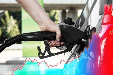 Foto de Mano masculina con boquilla de combustible y gráfico ascendente que muestra el aumento del precio de la gasolina durante la crisis energética en el mundo - Imagen libre de derechos