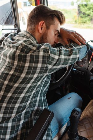 Téléchargez les photos : Portrait de conducteur de camion fatigué se sentant somnolent et malade - en image libre de droit