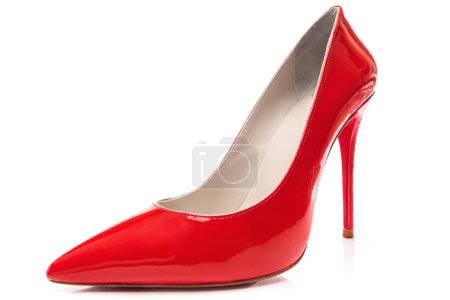 Téléchargez les photos : Gros plan de chaussures à talons aiguilles rouges sur fond blanc - en image libre de droit