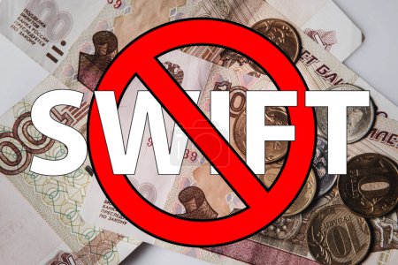 Foto de Antecedentes del dinero ruso y posibilidad de prohibición SWIFT en Rusia. Concepto de sanciones económicas contra Rusia. - Imagen libre de derechos
