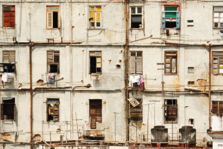 Téléchargez les photos : Ancien immeuble résidentiel minable dans les bidonvilles de La Havane avec des vêtements de séchage suspendus aux fenêtres - en image libre de droit
