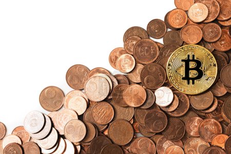 Foto de Primer plano de un brillante bitcoin dorado sobre una pila de monedas de cobre en euros. - Imagen libre de derechos