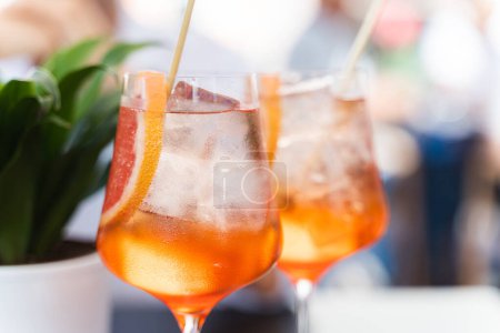 Téléchargez les photos : Gros plan de deux verres avec Spritz Veneziano cocktail sur la table - en image libre de droit