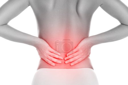 Mujer joven que sufre de dolor de espalda baja sobre fondo blanco